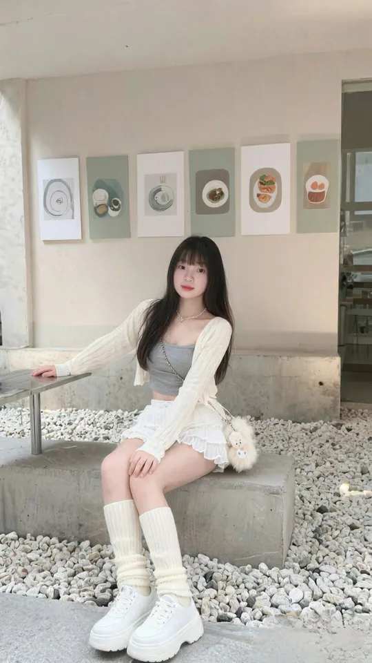 A smiling person on a free video chat call with Tchatche